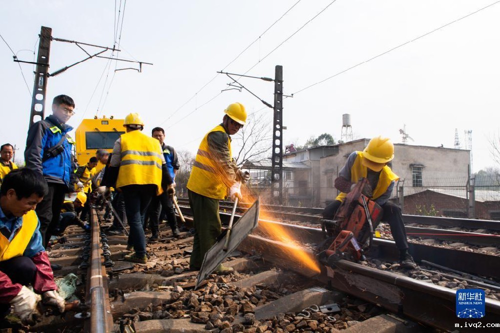 铁路工人热火朝天换轨施工忙