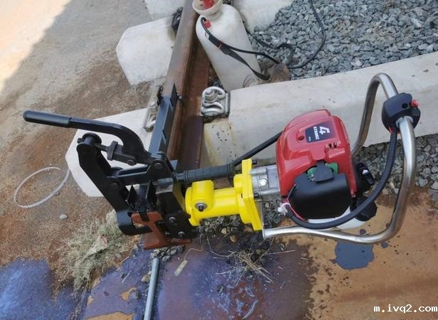 内燃钢轨钻孔机使用及维护方法