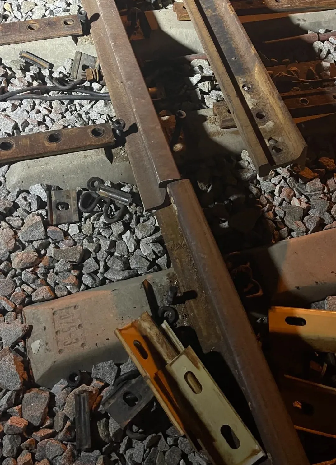 1700014692212597.jpg 换轨作业中的钢轨与配件