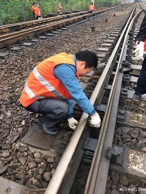 1703814303132948.jpg 道岔钩锁器的安装2