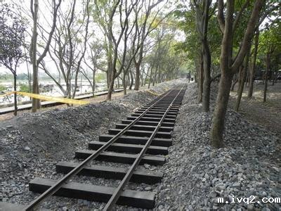 铁路钢轨下面为什么要铺枕木