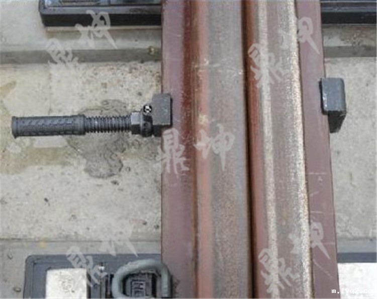 道岔钩锁器的安装位置