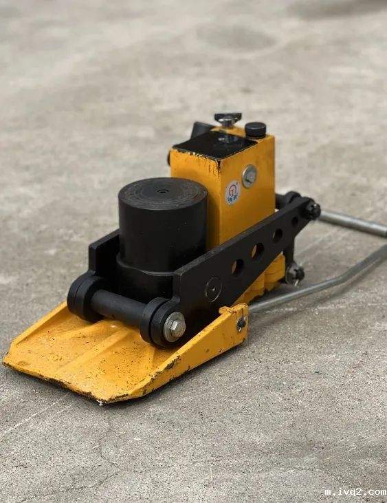 1725844238209741.jpg 液压起道器