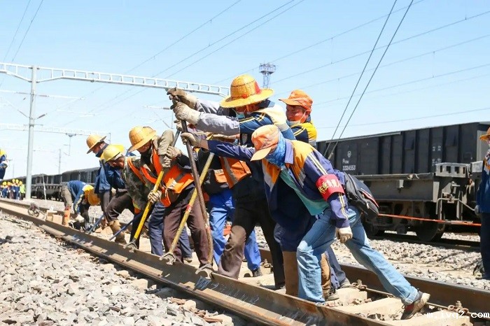 1741136734561463.jpg 铁路翻轨器施工