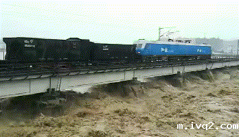 重载列车上桥压梁